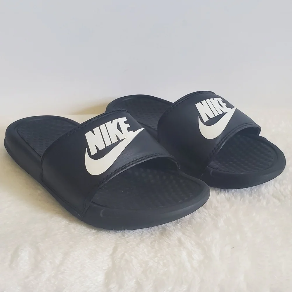 𝅺NIKE Benassi Black Slider Sandals Size Youth 1